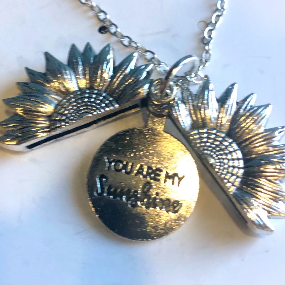 Necklace daisy you are my sunshine NWT